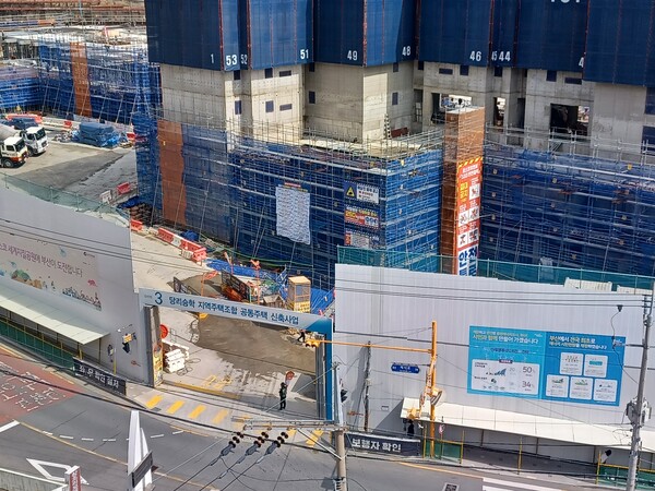 포스코이앤씨가 부산광역시 사하구 당리동 54번지 일원에 공급하는 ‘더샵 당리센트리체’의 건설현장 3번 출입구 모습. 김태현 기자
