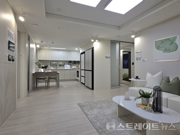 ◇ '원종 휴먼빌 클라츠' 견본주택 내 전용면적 46㎡형 거실 및 주방. (사진=이준혁 기자)
