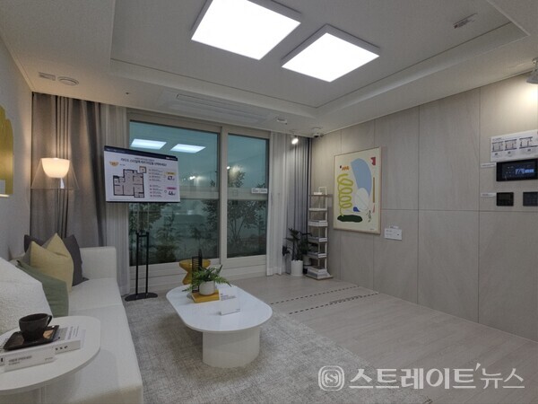 ◇ '원종 휴먼빌 클라츠' 견본주택 내 전용면적 46㎡형 모델룸의 거실. (사진=이준혁 기자)