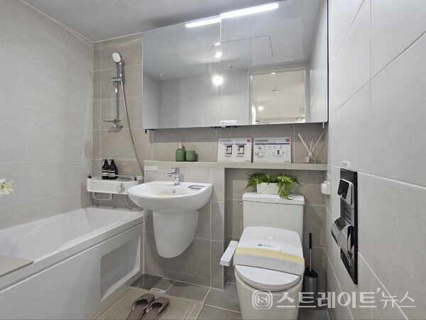 ◇ '원종 휴먼빌 클라츠' 견본주택 내 전용면적 46㎡형 모델룸의 욕실. (사진=이준혁 기자)