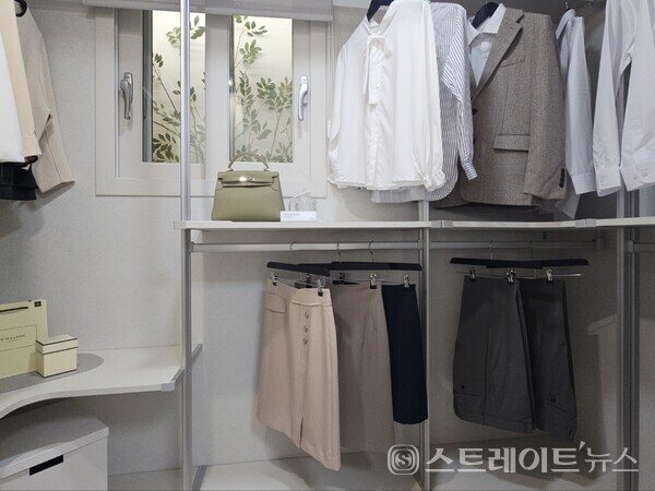 ◇ '원종 휴먼빌 클라츠' 견본주택 내 전용면적 46㎡형 모델룸의 침실1 드레스룸. (사진=이준혁 기자)