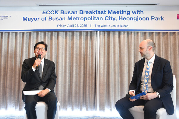 박형준(왼쪽) 부산시장과 안드류 밀라드(Andrew Millard) (오른쪽) 주한유럽상공회의소(ECCK) 부산지부장의 모습. 부산시 제공