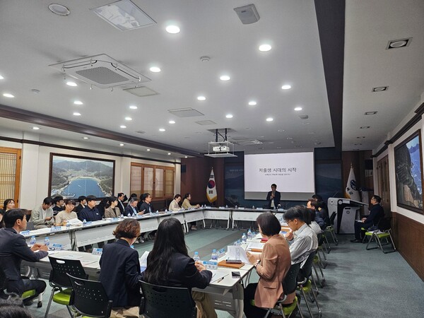 남해군이 24일 군청 대회의실에서 '지역활력 인구대책 TF팀' 정기회의를 열고 정재훈 교수 초청 특강을 진행하고 있다. 남해군 제공