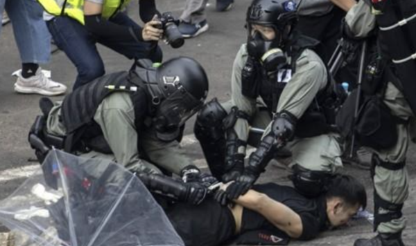홍콩 경찰이 2019년 11월 18일 홍콩이공대학에 진입해 시위자의 손을 결박한 모습.