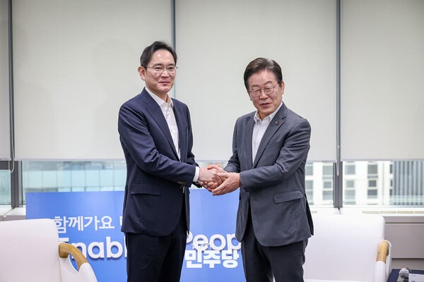 (왼쪽부터) 이재용 삼성전자 회장이 지난달 20일 이재명 대선 경선 후보(당시 더불어민주당 대표)를 만난 모습. 더불어민주당 제공.