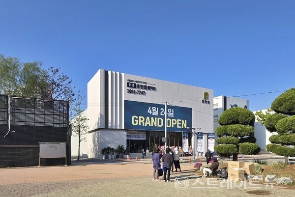 일신건영이 서울 강서구와 불과 700m 떨어진 경기도 부천시 원종지구에 초품아의 입지에 합리적 분양가의 '원종 휴먼빌 클라츠'(사진 모델하우스)의 분양에 나선다. 청약홈은 28일 특별공급에 이어 29일 1순위 청약을 실시한다. (사진 김태현 기자)