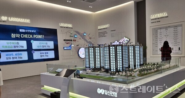 ​일신건영이 서울 강서구와 불과 700m 떨어진 경기도 부천시 원종지구에 초품아의 입지에 합리적 분양가의 '원종 휴먼빌 클라츠'(사진 모델하우스 내 모형)의 분양에 나선다. 청약홈은 28일 특별공급에 이어 29일 1순위 청약을 실시한다. (사진 김태현 기자)