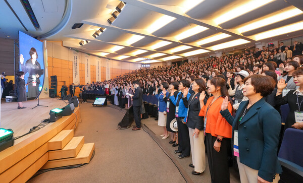 '교보 MDRT 윤리선서' 중인 MDRT 설계사들. 교보생명 제공.