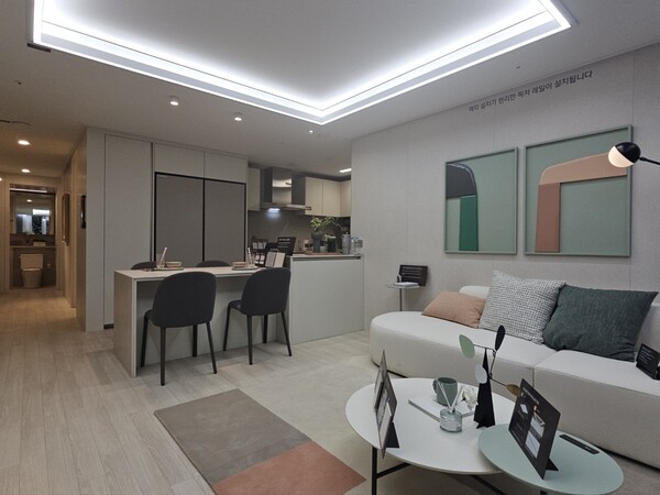 ◇'시티오씨엘 7단지' 견본주택의 59㎡형 모델룸 내 주방/식당 및 거실. (사진=이준혁 기자)