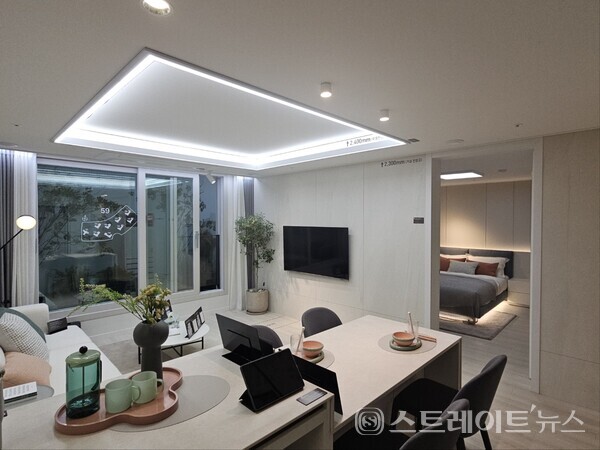 ◇'시티오씨엘 7단지' 견본주택의 59㎡형 모델룸 내 주방에서 본 거실. (사진=이준혁 기자)