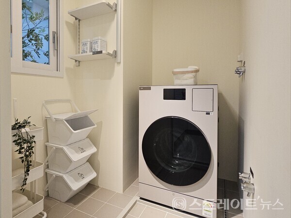 ◇'시티오씨엘 7단지' 견본주택의 59㎡형 모델룸 내 주방/식당 옆 발코니2. (사진=이준혁 기자)