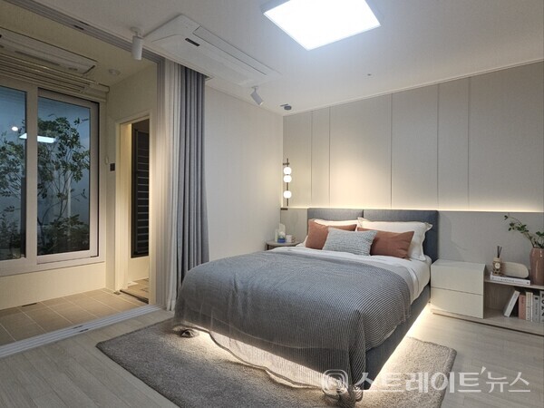 ◇'시티오씨엘 7단지' 견본주택의 59㎡형 모델룸 내 침실1(안방) 및 발코니1. (사진=이준혁 기자)