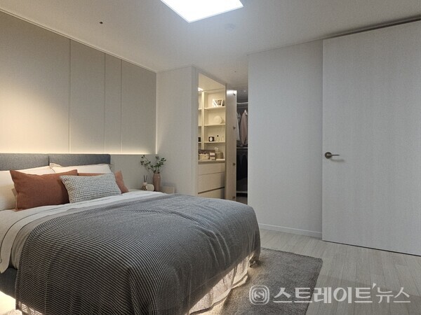 ◇'시티오씨엘 7단지' 견본주택의 59㎡형 모델룸 내 침실1(안방) 및 파우더룸. (사진=이준혁 기자)