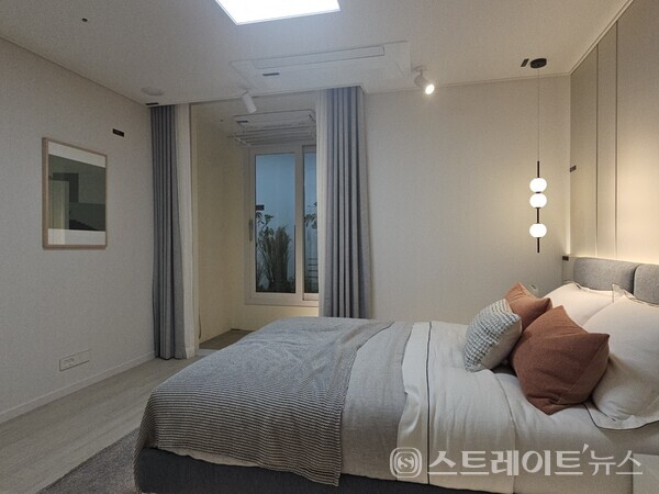 ◇'시티오씨엘 7단지' 견본주택의 59㎡형 모델룸 내 침실1(안방) 및 발코니1. (사진=이준혁 기자)