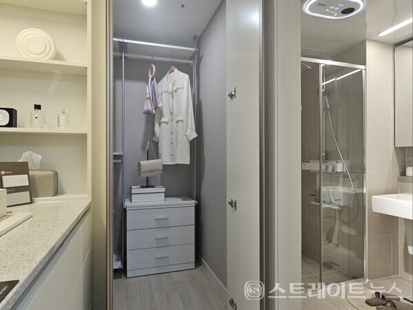 ◇'시티오씨엘 7단지' 견본주택 59㎡형 모델룸의 침실1(안방) 내 파우더룸, 드레스룸, 욕실2. (사진=이준혁 기자)