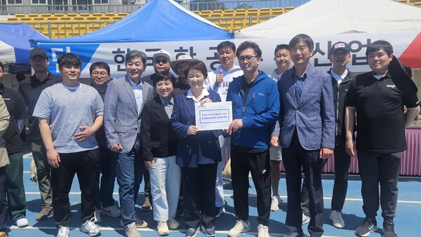 더불어민주당 이언주 최고위원(첫 번째 줄 가운데)이 26일 사천시 삼천포종합운동장에서 열린 제34회 노동절 기념 근로자 체육대회에서 KAI 노조 임직원들 및 행사 관계자들과 함께 기념촬영을 하고 있다. 김기환 기자