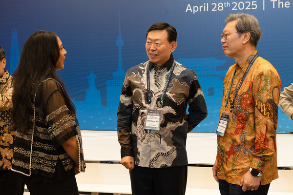 (오른쪽부터)김창범 한국경제인협회 부회장과 신동빈 롯데그룹 회장이 28일(현지시간) 인도네시아 자카르타 랭햄 호텔에서 열린 '한-인도네시아 비즈니스 라운드테이블'에서 인도네시아 측 관계자와 대화하고 있다. 연합뉴스