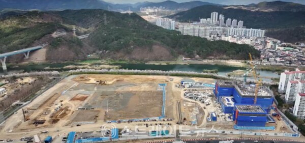 HL디앤아이한라가 울산광역시 울주군 범서읍 태화강변 택지지구 S1블럭에 공급하는 ‘태화강 에피트'의 건설 현장. 한국부동산원 청약홈은 28일 실시한 이 단지 특별공급에서 4.85 대 1의 평균 경쟁률을 기록했다고 밝혔다. 김태현 기자