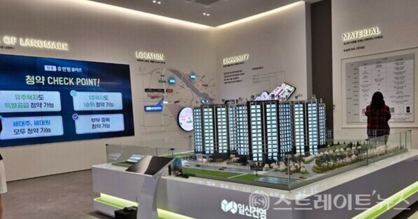 일신건영이 서울 강서구와 불과 700m 떨어진 경기도 부천시 원종지구에 공급하는 '원종 휴먼빌 클라츠'의 견본주택 내 단지 모형. 한국부동산원 청약홈은 28일 이 단지 특별공급에서 67%의 소진율을 기록했다고 밝혔다. 김태현 기자