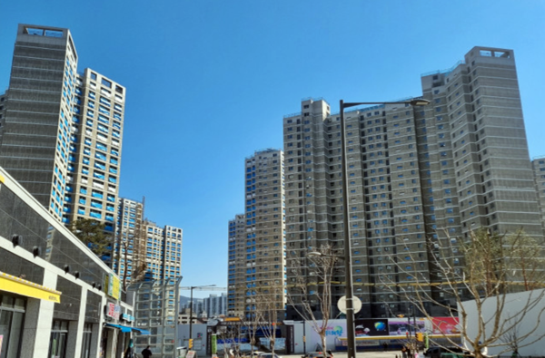 청약홈은 제일건설의 ‘의왕고천 제일풍경채'가 3 대 1이 웃도는 호성적을 거뒀다고 밝혔다. 이 단지는 1순위 청약에서 20 대 1 내외의 두 자릿수 경쟁률로 조기 완판의 교두보를 마련할 전망이다. 김태현 기자