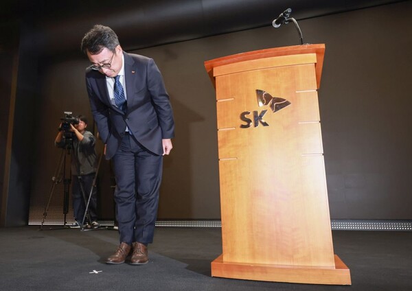 유영상 SK텔레콤 대표가 25일 서울 중구 SKT타워 수펙스홀에서 SK텔레콤 이용자 유심(USIM) 정보가 해커 공격으로 유출된 것과 관련해 고개 숙여 사과하고 있다. 연합뉴스