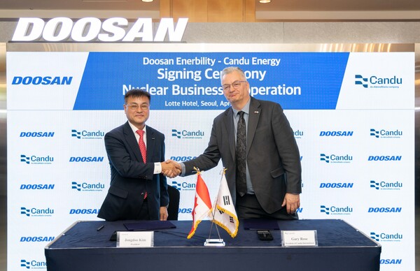 29일 서울 중구 롯데호텔에서 진행된 원자력 사업 협력을 위한 우선공급자 협약 체결식에서 캔두에너지 개리 로즈 사장(오른쪽)과 두산에너빌리티 김종두 원자력BG장이 기념사진을 촬영하고 있다. 두산에너빌리티 제공