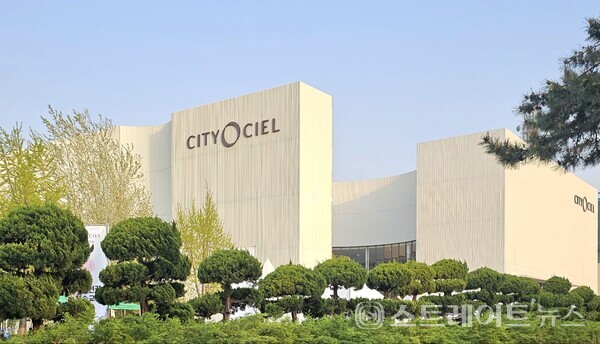 ◇아암대로에 접한 경인방송 인근 부지에 마련된 '시티오씨엘 7단지'의 모델하우스. 청약홈은  '시티오씨엘 7단지'가 평균 3 대 1이 웃도는 경쟁률을 기록했다고 밝혔다. (사진=이준혁 기자)