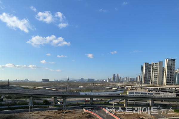 HDC현대산업개발과 포스코이엔씨, 현대건설이 디씨알이(DCRE)가 인천 미추홀구 용현·학익지구에서 분양, 시행 중인 시티오씨엘 6·7단지 건설현장.청약홈은  '시티오씨엘 7단지'가 평균 3 대 1이 웃도는 경쟁률을 기록했다고 밝혔다. (사진 : 김태현 선임기자)