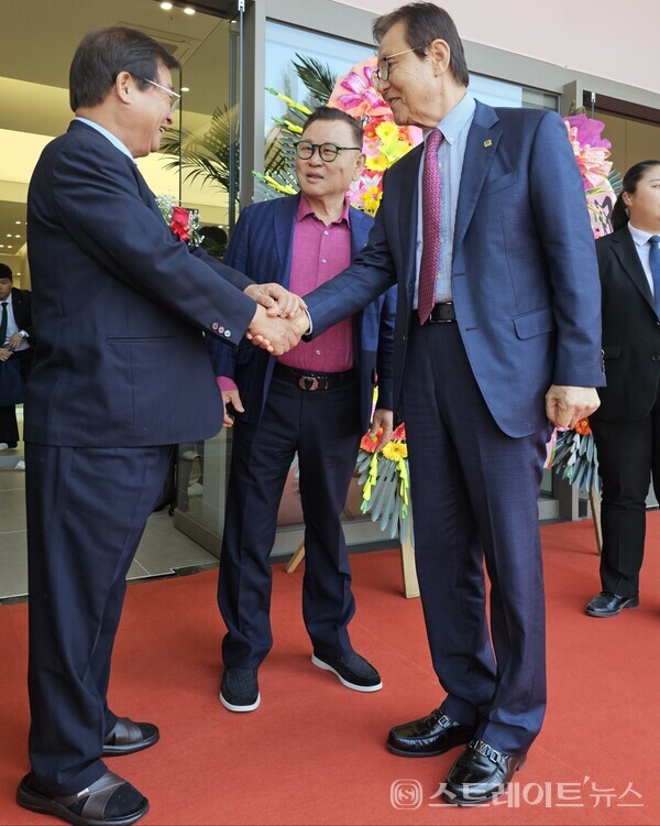 ◇수원역 인근에 개관한 '북수원이목지구 디에트르 더 리체Ⅱ' 모델하우스의 입구에서 시공사인 대방그룹 구교운 회장(왼쪽)이 모델하우스를 방문한 반도그룹 권홍사 회장(가운데) 및 모아건설 박치영 회장(오른쪽)을 배웅하고 있다. (사진=이준혁 기자)