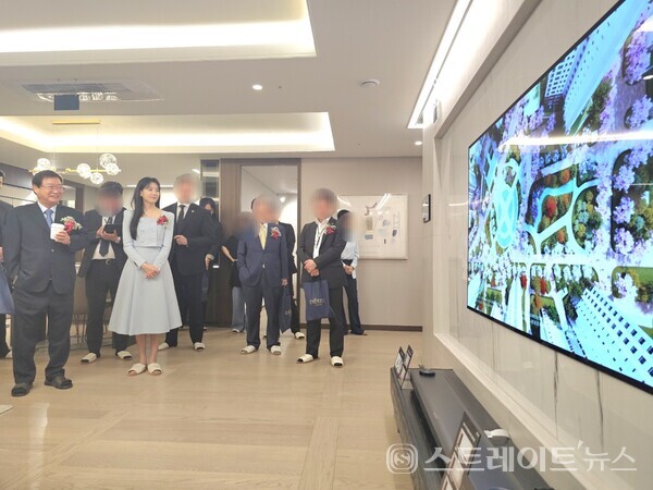 ◇수원역 인근에 개관한 '북수원이목지구 디에트르 더 리체Ⅱ' 모델하우스 내 한 모델룸에서, 시공사인 대방건설과 13년째 인연을 이어오는 브랜드모델 한효주(오른쪽)가 대방그룹 구교운 회장(왼쪽)과 '북수원이목지구 디에트르 더 리체Ⅱ' 단지 소개 영상을 보고 있다. (사진=이준혁 기자)