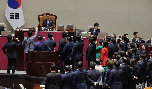 1일 밤 우원식 국회의장이 국회 본회의에서 최상목 경제부총리 탄핵소추안을 상정하자 국민의힘 의원들이 의장석 앞으로 몰려가 강력히 항의하고 있다. 최 부총리는 탄핵소추안이 본회의에 보고되자 사의를 표명했고, 이날 자정까지 대통령 권한대행직을 유지한 한덕수 국무총리가 사표를 수리했다. 연합뉴스 