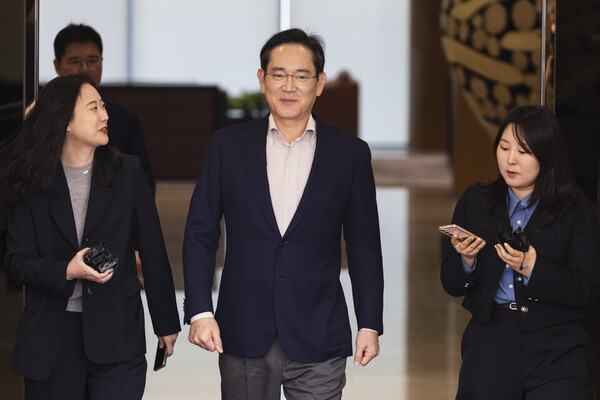 지난달 9일 일본 출장을 마친 이재용 삼성전자 회장이 서울김포비즈니스항공센터(SGBAC)를 통해 귀국하고 있다. 연합뉴스