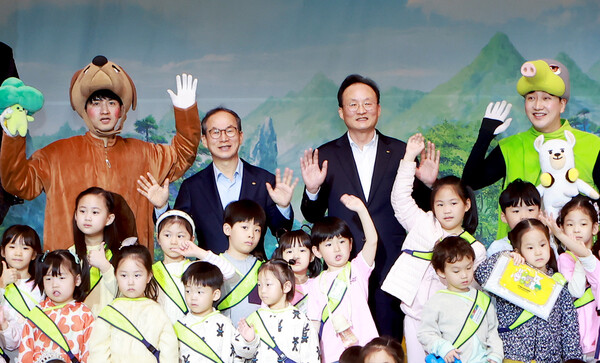 2일 여의도 KB국민은행에서 진행된 어린이날 기념행사에서 양종희 KB금융그룹 회장과 이환주 KB국민은행장이 아이들과 기념 촬영을 한 모습. KB금융 제공.