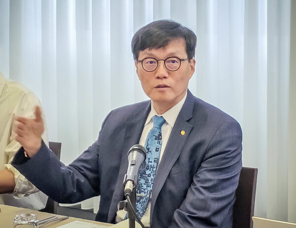 이창용 한국은행 총재가 5일(이탈리아 현지시간) 기자회견에 참석한 모습. 연합뉴스 제공.