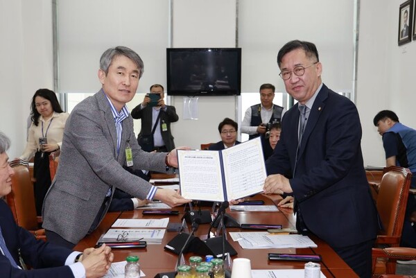 백호 서울교통공사 사장(왼쪽)이 맹성규 국토교통위원장에게 공동건의문을 전달하고 있다. 서울교통공사 제공