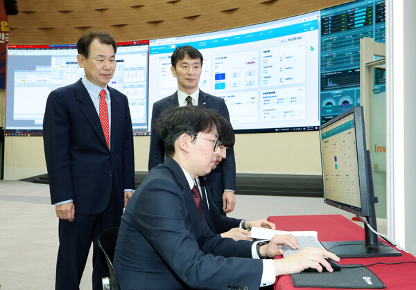불법공매도 적출 시연을 지켜보는 정은보 한국거래소 이사장(왼쪽)과 이복현 금감원장. 한국거래소 제공.