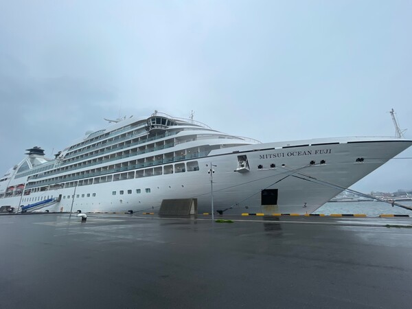 일본 최고급 크루즈선 '미츠이 오션후지호'가 9일 오전 600여 명의 승객과 승무원을 태우고 전남 여수항에 닻을 내렸다.사진/여수시