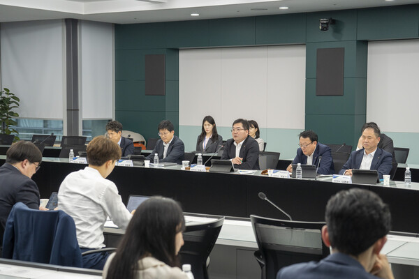 ESG추진협의회를 주재하는 조정래 부사장(전면 가운데)과 참석자들. NH농협금융지주 제공.