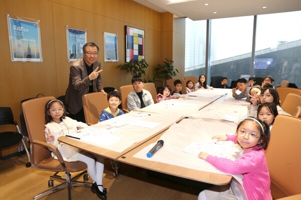 지난 10일 서울 여의도 KB자산운용 본사에서 진행된 ‘패밀리 오피스 데이’ 행사에서 김영성 KB자산운용 대표가 아이들과 함께 기념촬영을 하는 모습. KB자산운용 제공.