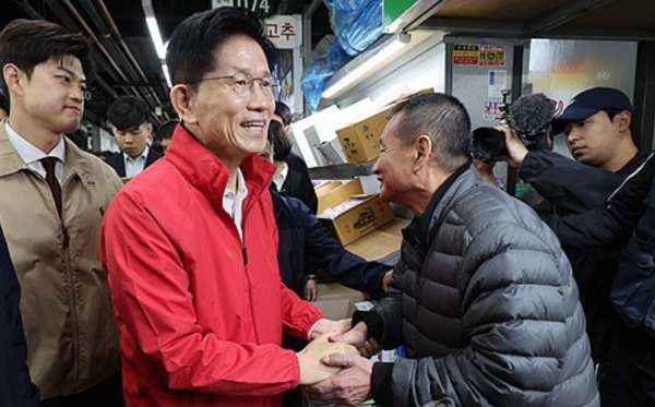 12일 가락시장을 방문한 김문수 후보. 연합뉴스 제공.