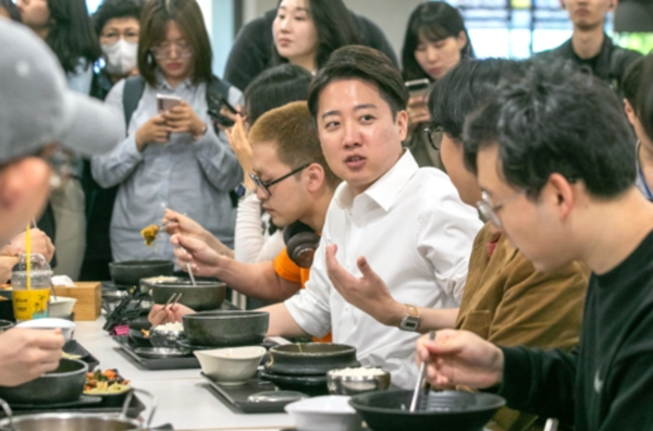 12일 연세대학교 구내시당을 방문해 쳥년들과 대화하는 이준석 후보. 연합뉴스 제공.