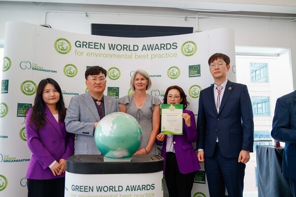 신안군이 12일 뉴질랜드 오클랜드에서 열린 세계 최고 권위의 환경 시상식 '그린월드어워즈(Green World Awards)'에서 그린에너지 부문 '금상'을 거머쥐었다.