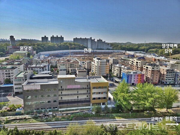 포스코이앤씨와 한화가 경기 고양시 덕양구 주교동 559-1번지 일대 원당1주택재개발구역에서 선보이는 '고양 더샵포레나' 건설현장. 교외선 원릉역 초역세권으로 GTX-A노선이 개통되는 2028년이면 원릉역~삼성역까지 환승시간 빼고 25분 생활권이다. 김태현 기자