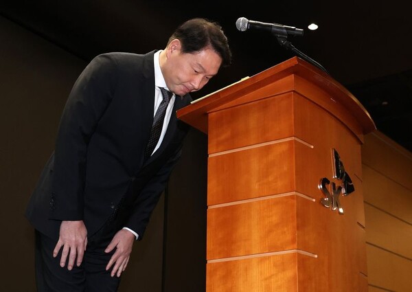 스트레이트뉴스 조사에 따르면 국민 다수는 유심 해킹 사태에 대해 SKT의 대처가 부적절하다고 생각하고 있었다. 사진은 최태원 SK그룹 회장이 지난 7일 서울 중구 SKT타워에서 열린 유심 정보 유출 관련 일일 브리핑에 참석, SKT에서 일어난 해킹 피해에 대해 고개 숙여 대국민 사과를 하고 있는 모습. 공동취재.