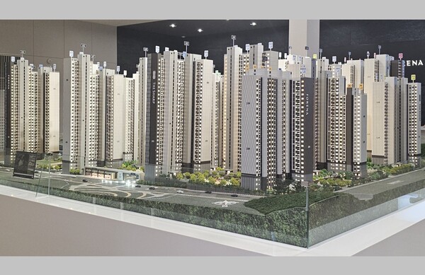 포스코이앤씨와 한화 건설부문이 경기도 고양시 덕양구 주교동 559-1번지 일원 원당1주택재개발구역에 선보이는 '고양 더샵포레나'의 단지 모형. 청약홈은 13일 실시한 이 단지 1순위 청약 결과, 평균 4.73 대 1의 경쟁률을 기록했다고 밝혔다. 김태현 기자