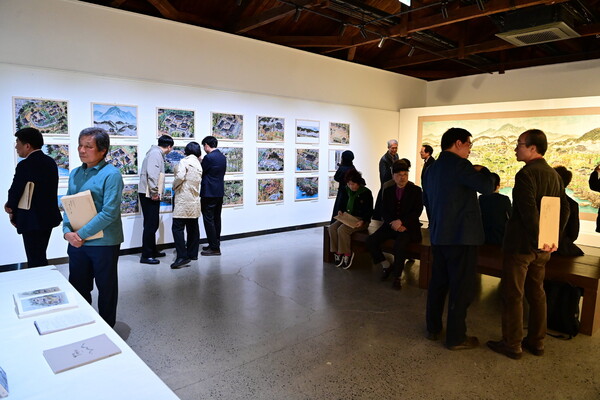 '진주성과 남사예담촌의 봄' 전시회의 모습. 진주시 제공