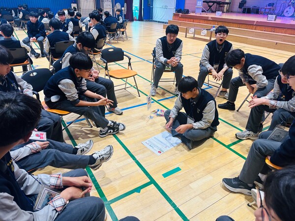 지난 9일 덕인중학교에서 ‘찾아가는 민주주의 선거교실’ 수업이 진행되고 있다.사진/전남교육청