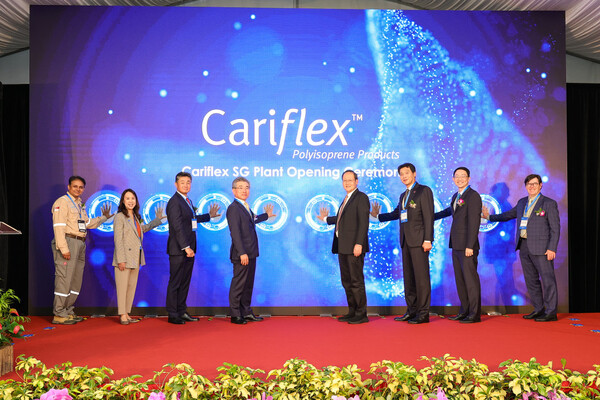 싱가포르 주롱섬에서 진행된 카리플렉스 ‘IRL(Isoprene Rubber Latex)’ 신규 공장 준공식에서 김종현 DL케미칼 부회장(왼쪽 네번째), 류상우 카리플렉스 CEO(왼쪽 세번째), 탄 시렁 싱가포르 인력부 장관 겸 통상산업부 제2장관(왼쪽 다섯번째), 홍진욱 주싱가포르 대한민국 대사(왼쪽 여섯번째) 등 주요 참석자들이 기념 촬영을 하고 있다. DL케미칼 제곻