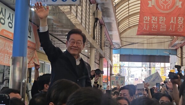 이재명 더불어민주당 대선 후보가 10일 경남 사천시 사천읍시장에서 열린 연설 현장에서 시민들을 향해 손을 들어 인사하고 있다. 김기환 기자.