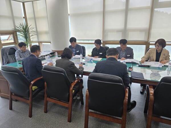 사천시가 사천공항활성화 실무추진단 회의를 열고 공항 활성화 전략을 논의하고 있다. 사천시 제공